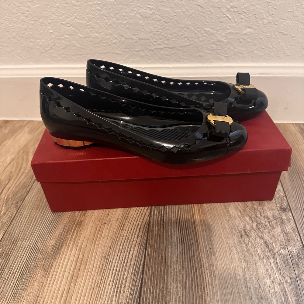 Ferragamo
Vara Bow Jelly Ballerina Flats